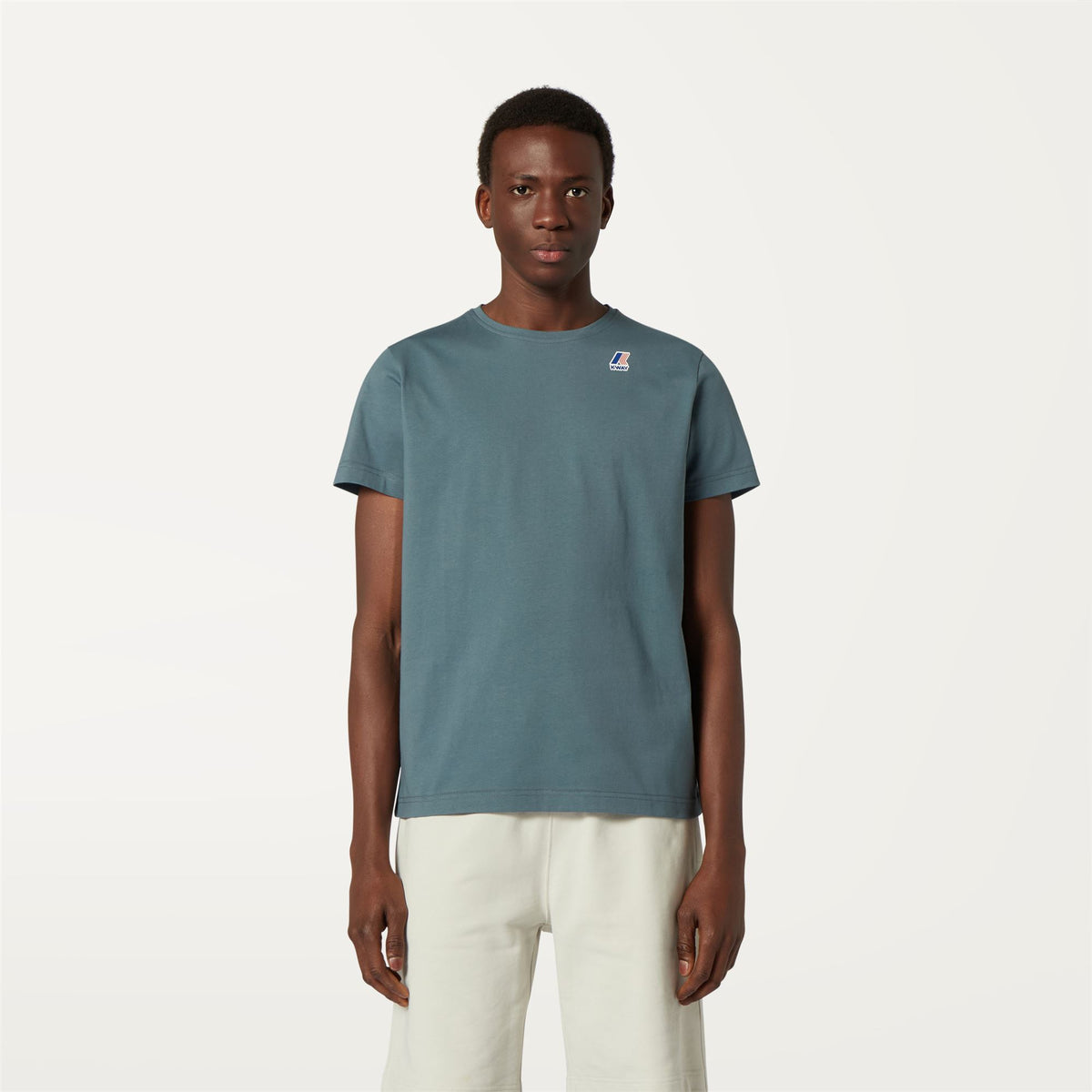 T-Shirts & Top_Unisex_LE VRAI EDOUARD_T-Shirt_Grey Everest - Commercial 4