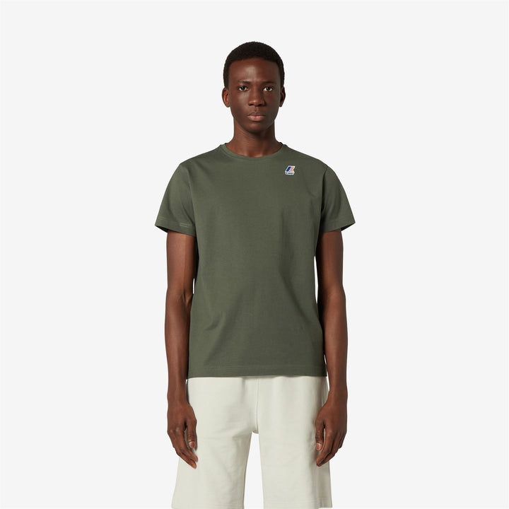 Camiseta unisex plegable verde oscuro con corte moderno 4