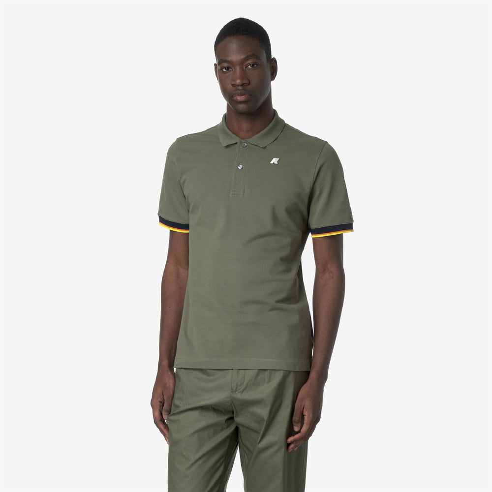 Polo de algodón elástico verde líquen para hombre para uso urbano 02