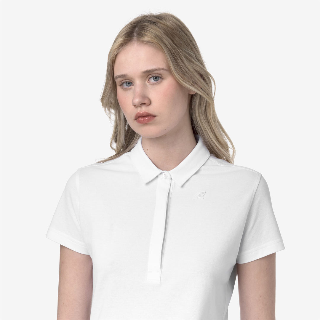 Camisa polo de piqué elástica gris y blanca para mujer casual main