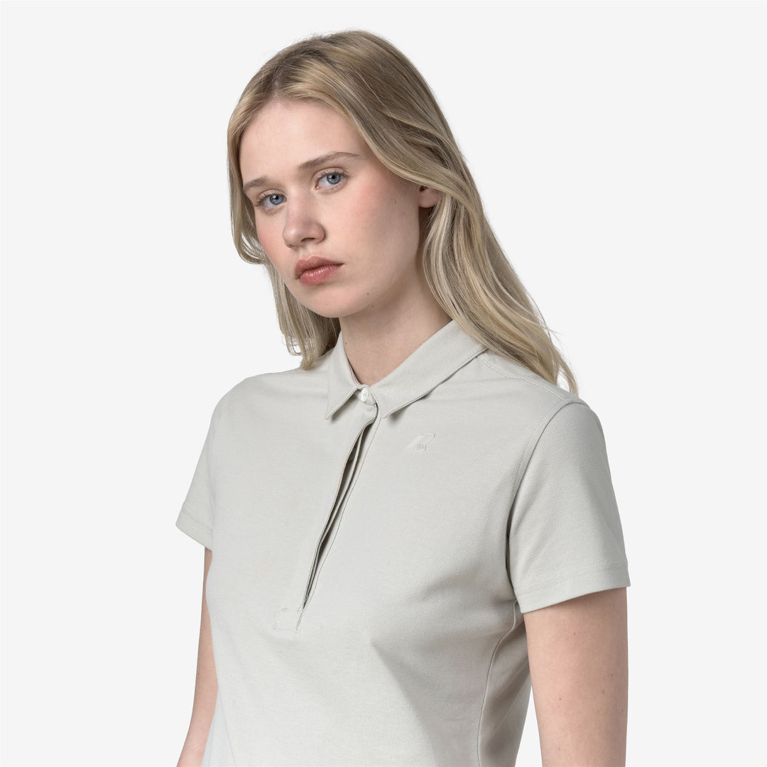 Camisa polo de piqué elástico beige y gris para mujer casual main