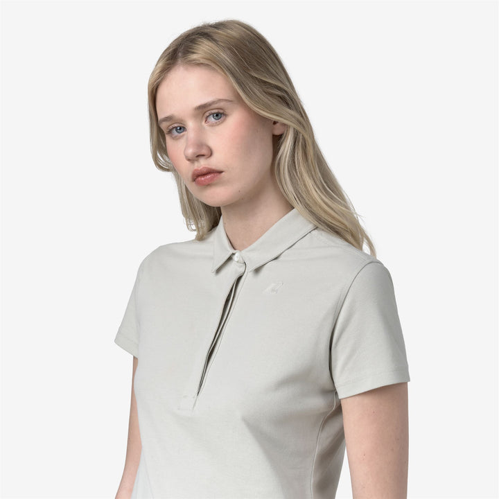 Camisa polo de piqué elástico beige y gris para mujer casual 4
