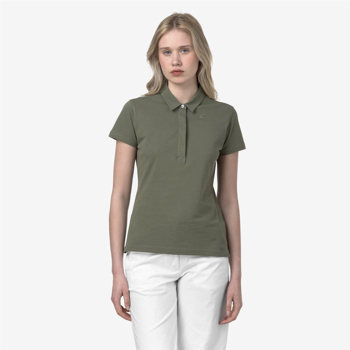 Polo de mujer en piqué elástico verde líquen para uso casual 1