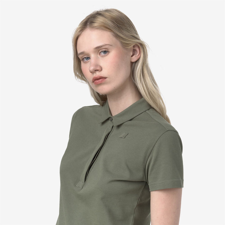 Polo de mujer en piqué elástico verde líquen para uso casual 4