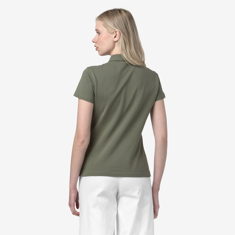 Polo de mujer en piqué elástico verde líquen para uso casual 02