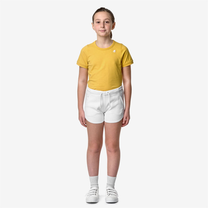Bermudas deportivas chic en gris y blanco para chicas en la ciudad 1