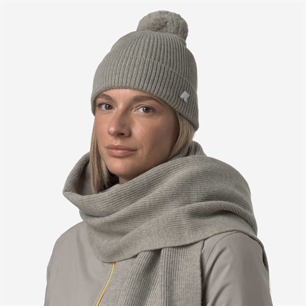 Gorro unisex de lana verde melange con pompón 02