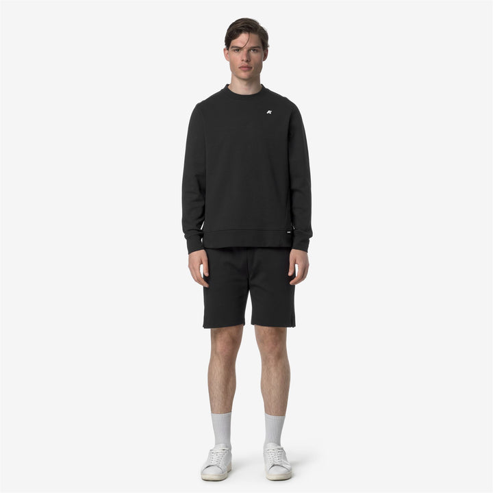 Pantalones cortos deportivos negros de corte holgado para hombre con bolsillos y cordones. 3