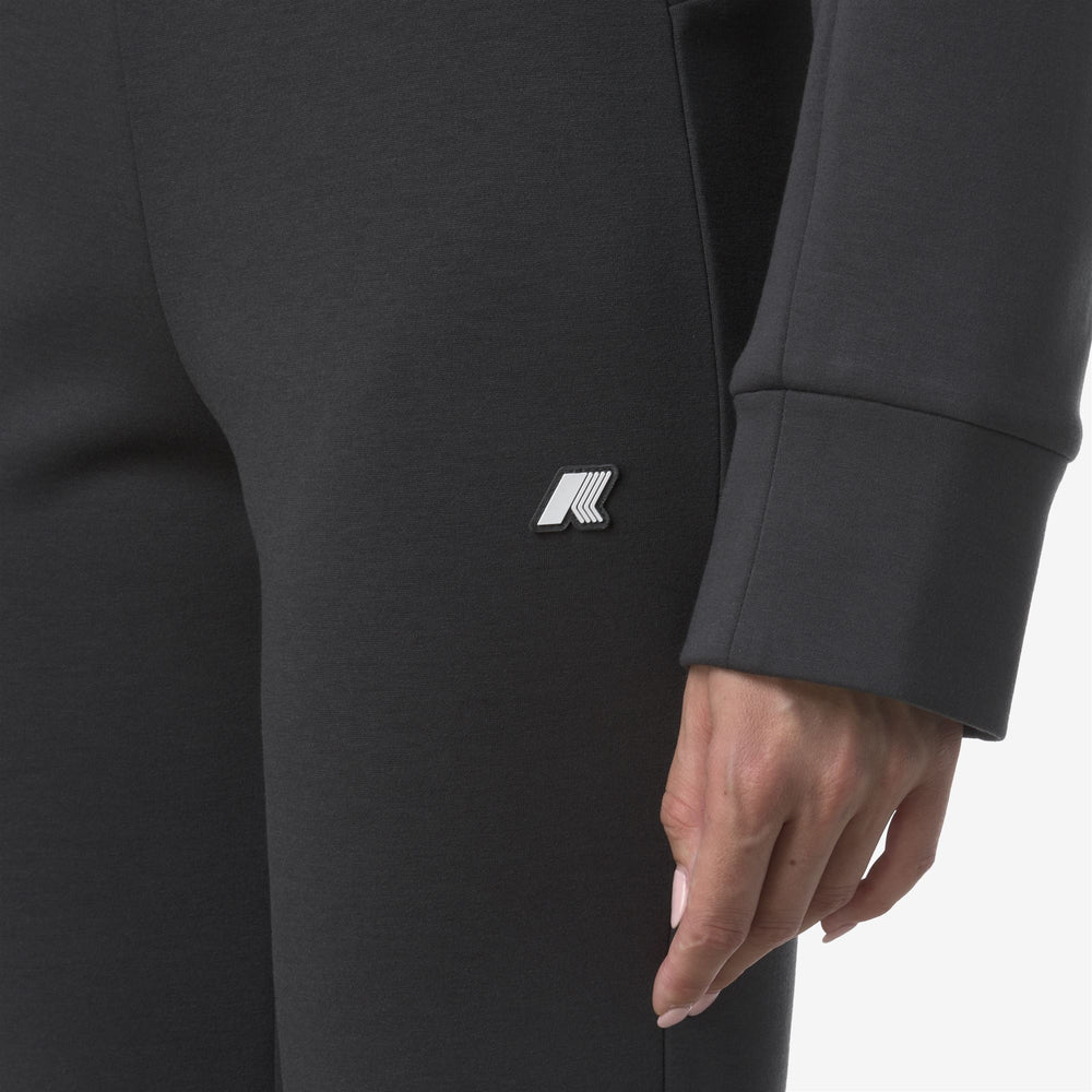 Pantalones deportivos acampanados grises para mujer con cintura ajustable 02