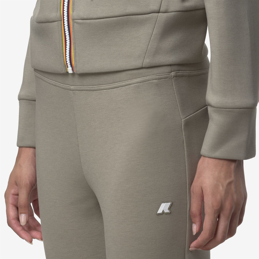 Pantalones deportivos acampanados verdes para mujer con cintura ajustable main