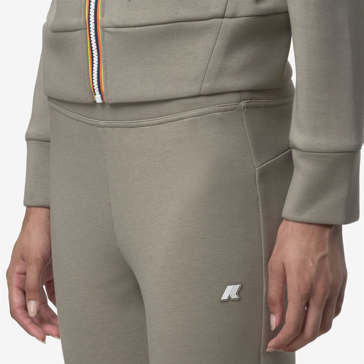 Pantalones deportivos acampanados verdes para mujer con cintura ajustable 2