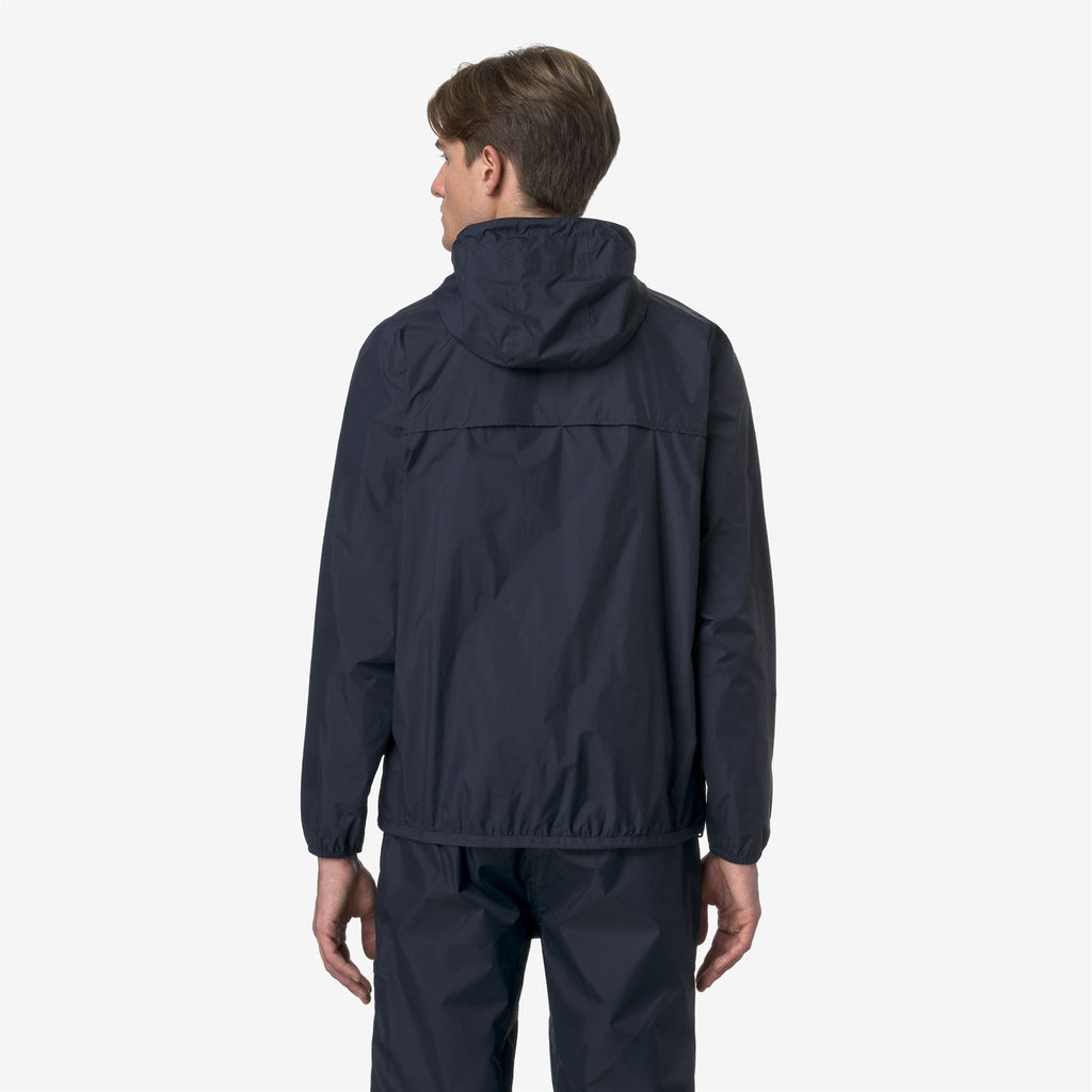 Jackets_UNISEX_LE VRAI 4.0 CLAUDE_Mid_Blue Depth - Commercial 5