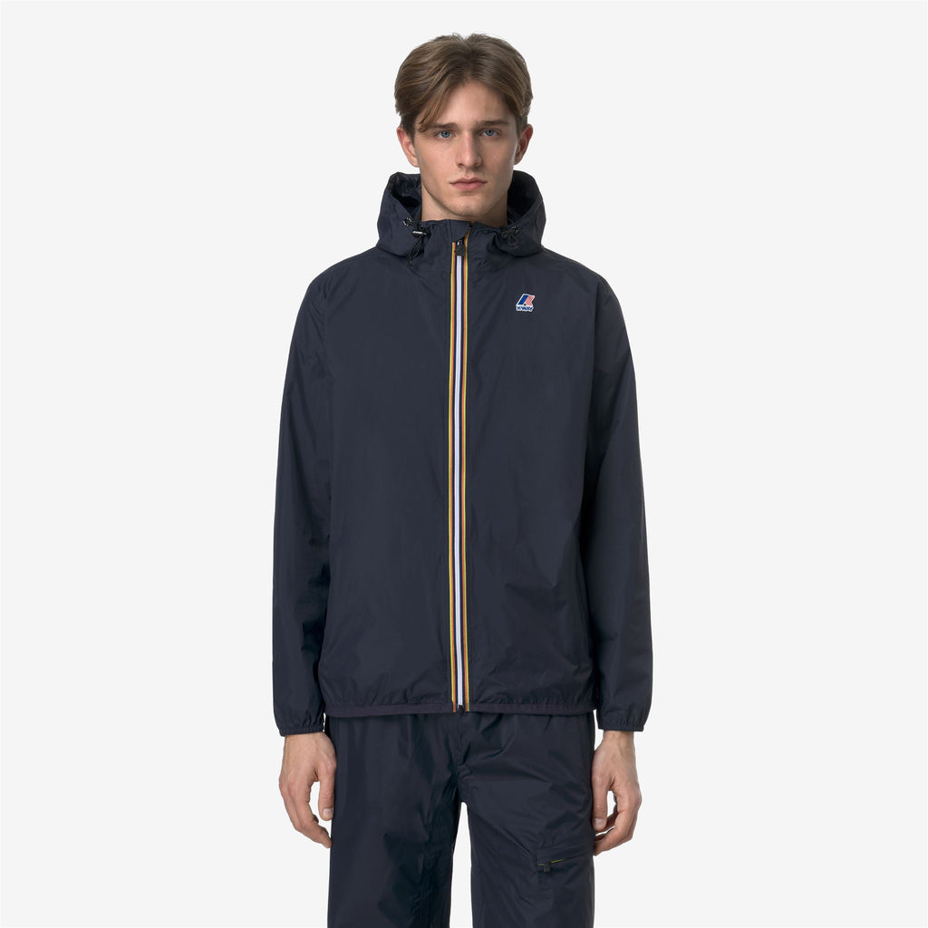 Jackets_UNISEX_LE VRAI 4.0 CLAUDE_Mid_Blue Depth - Commercial 2