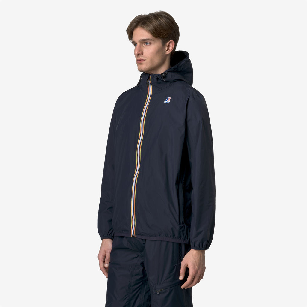 Jackets_UNISEX_LE VRAI 4.0 CLAUDE_Mid_Blue Depth - Commercial 4