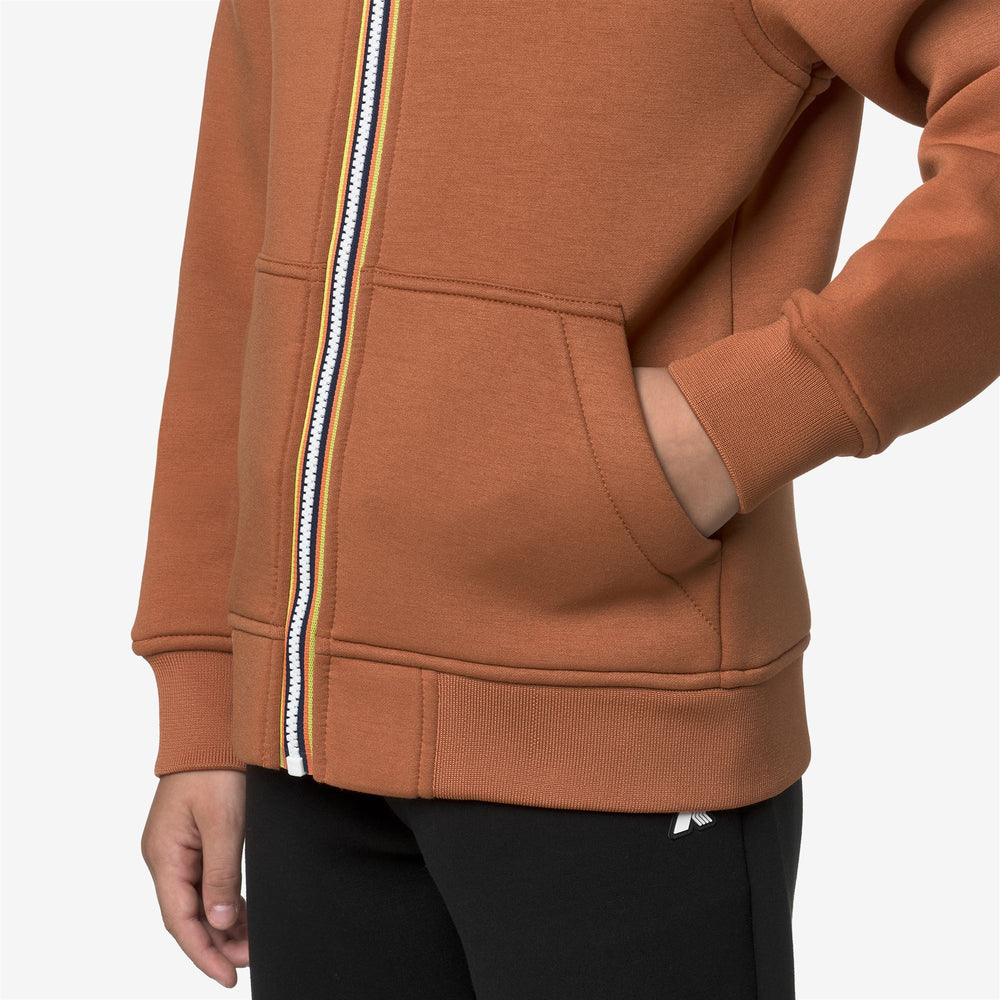 Chaqueta polar naranja para niño con capucha y bolsillo tipo canguro 02