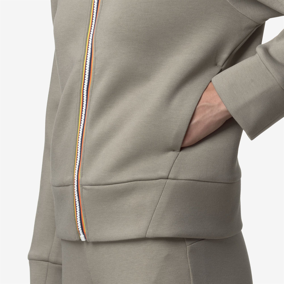 Chaqueta deportiva corta de polar verde para mujer con cremallera main