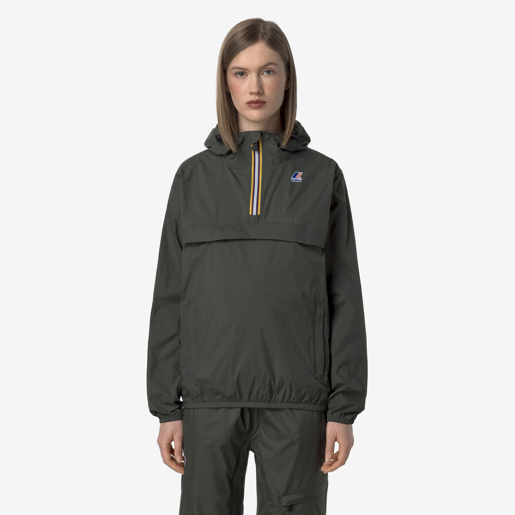 Jackets_UNISEX_LE VRAI 4.0 LEON_Mid_GREEN BLACKISH - Commercial 4
