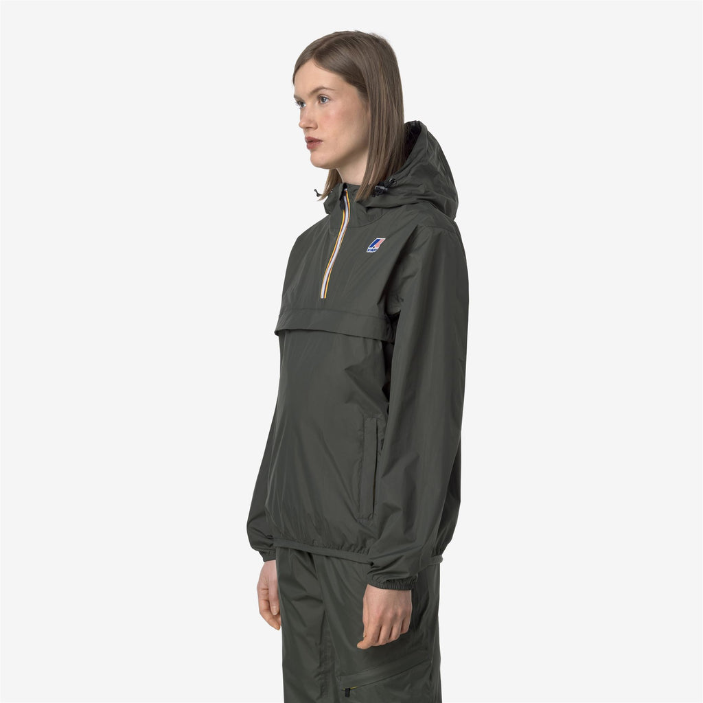Jackets_UNISEX_LE VRAI 4.0 LEON_Mid_GREEN BLACKISH - Commercial 5