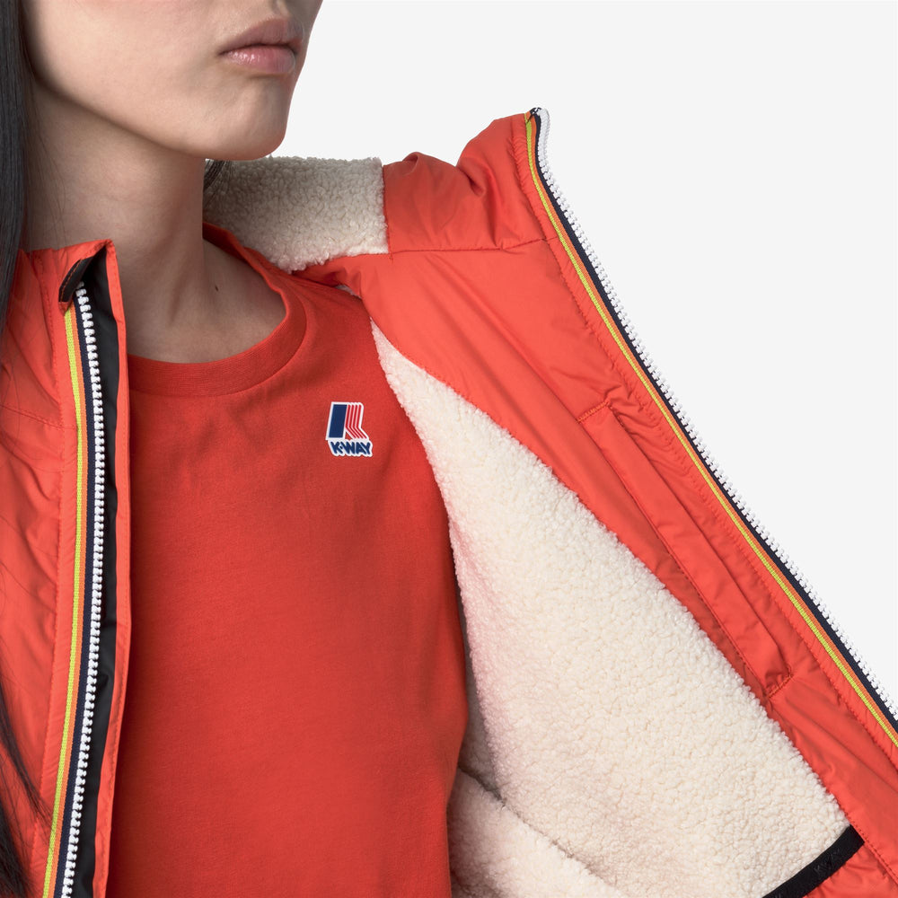 Chaqueta corta impermeable naranja para mujer con forro de sherpa 02