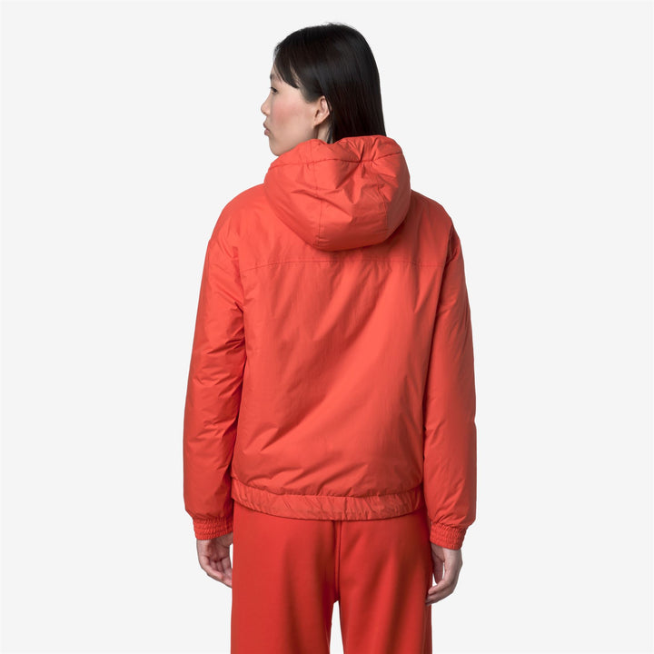 Chaqueta corta impermeable naranja para mujer con forro de sherpa 5