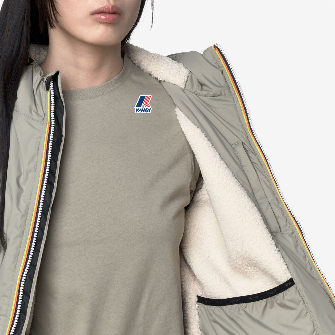 Chaqueta corta aislante con capucha para mujer, color verde main