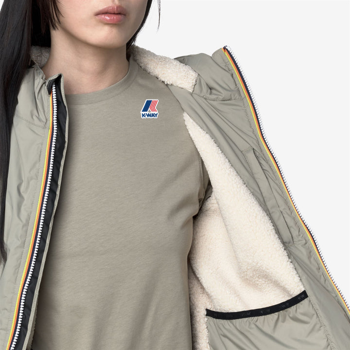 Chaqueta corta aislante con capucha para mujer, color verde 2