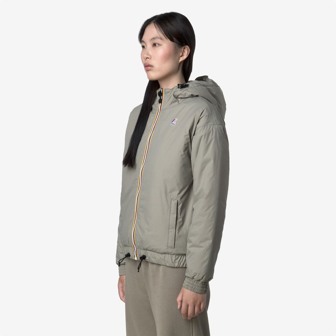 Chaqueta corta aislante con capucha para mujer, color verde main