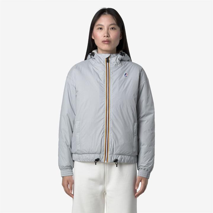 Chaqueta corta aislante gris con capucha para mujer 3