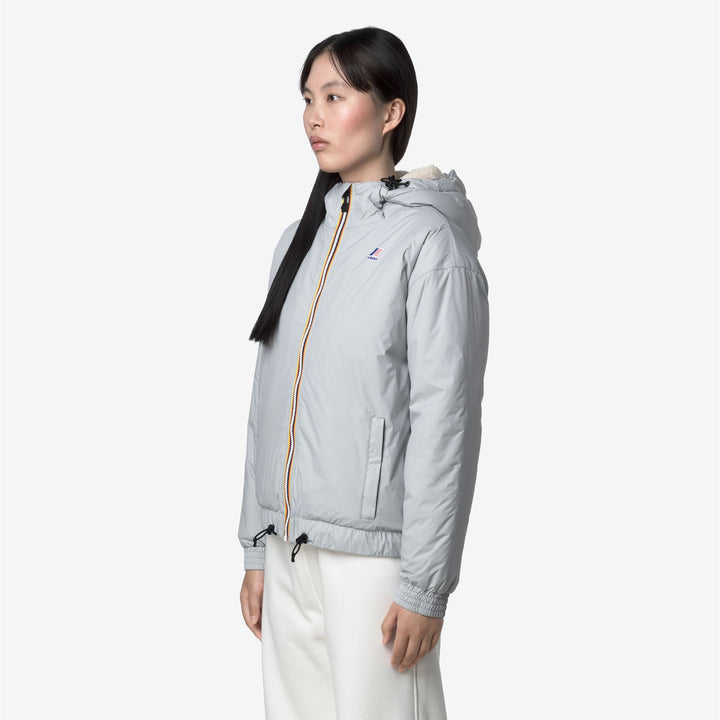 Chaqueta corta aislante gris con capucha para mujer 4
