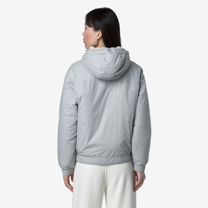 Chaqueta corta aislante gris con capucha para mujer 3
