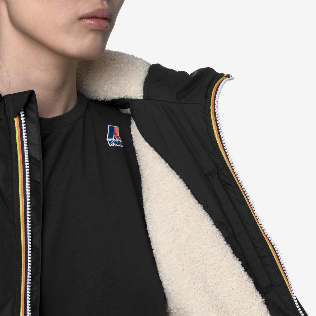 Chaqueta corta aislante negra con capucha para mujer main