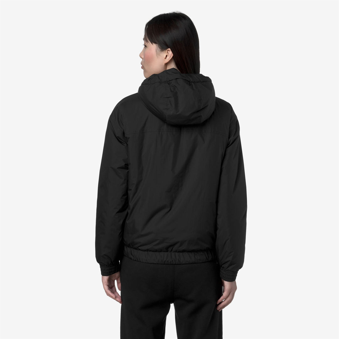 Chaqueta corta aislante negra con capucha para mujer main