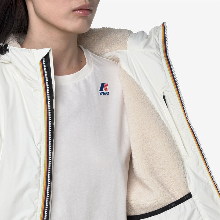 Chaqueta corta impermeable blanca para mujer con forro de sherpa 2