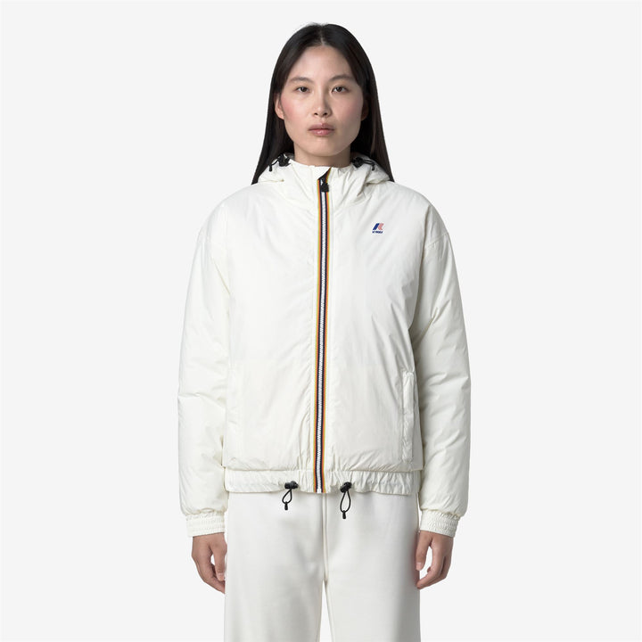 Chaqueta corta impermeable blanca para mujer con forro de sherpa 3