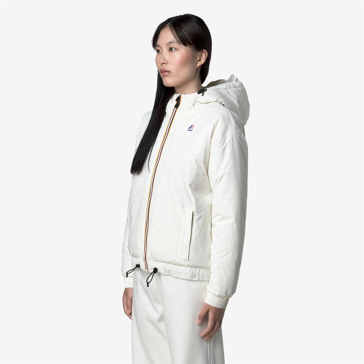 Chaqueta corta impermeable blanca para mujer con forro de sherpa 4