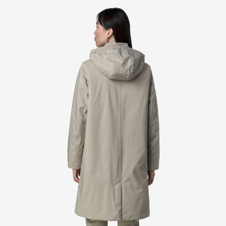 Chaqueta impermeable larga beige para mujer con forro de piel sintética 6