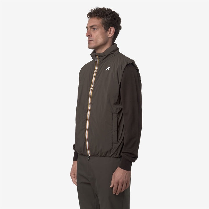 Chaleco aislante ecológico de color oliva negro para hombre 4