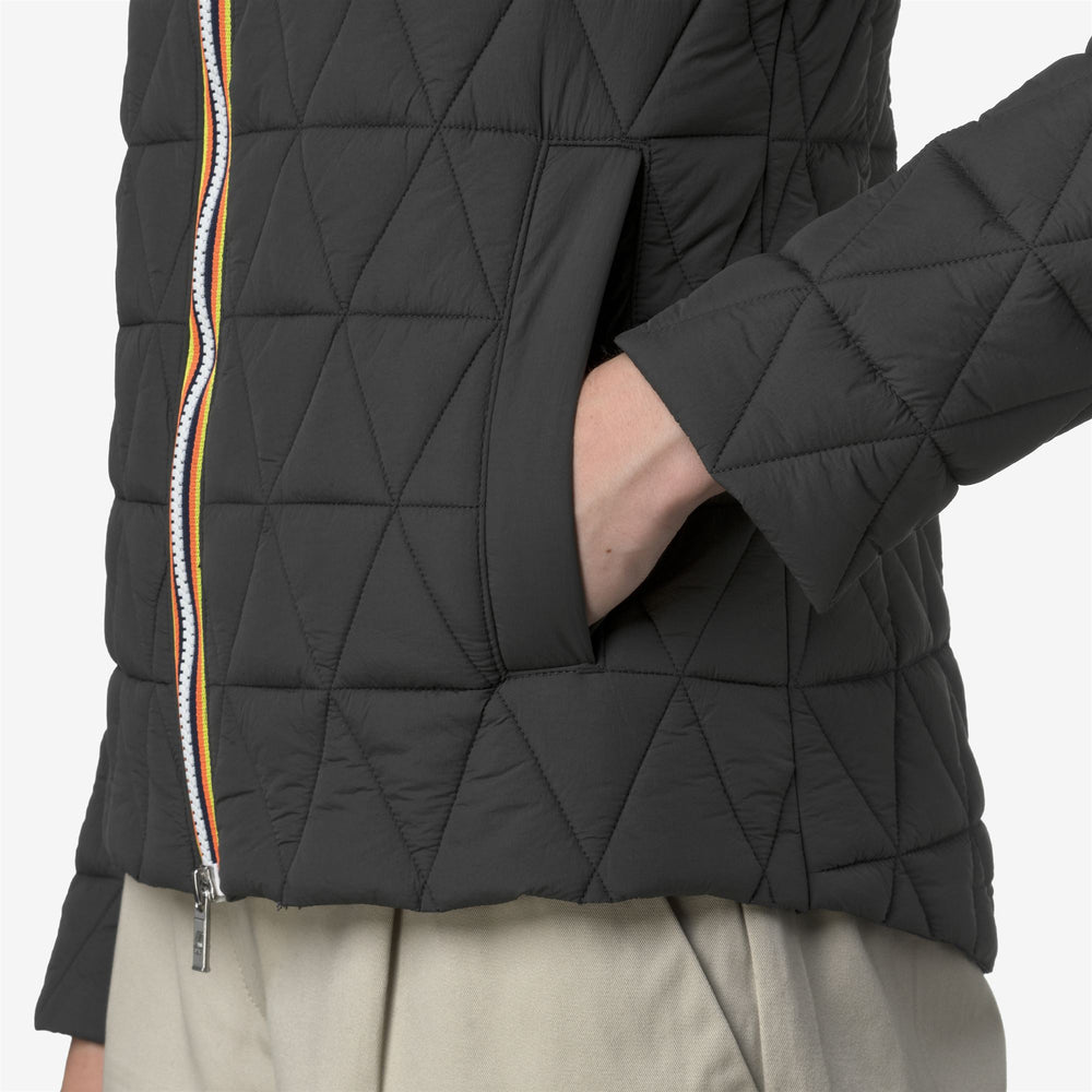 Chaqueta corta acolchada gris para mujer con capucha acolchada 02