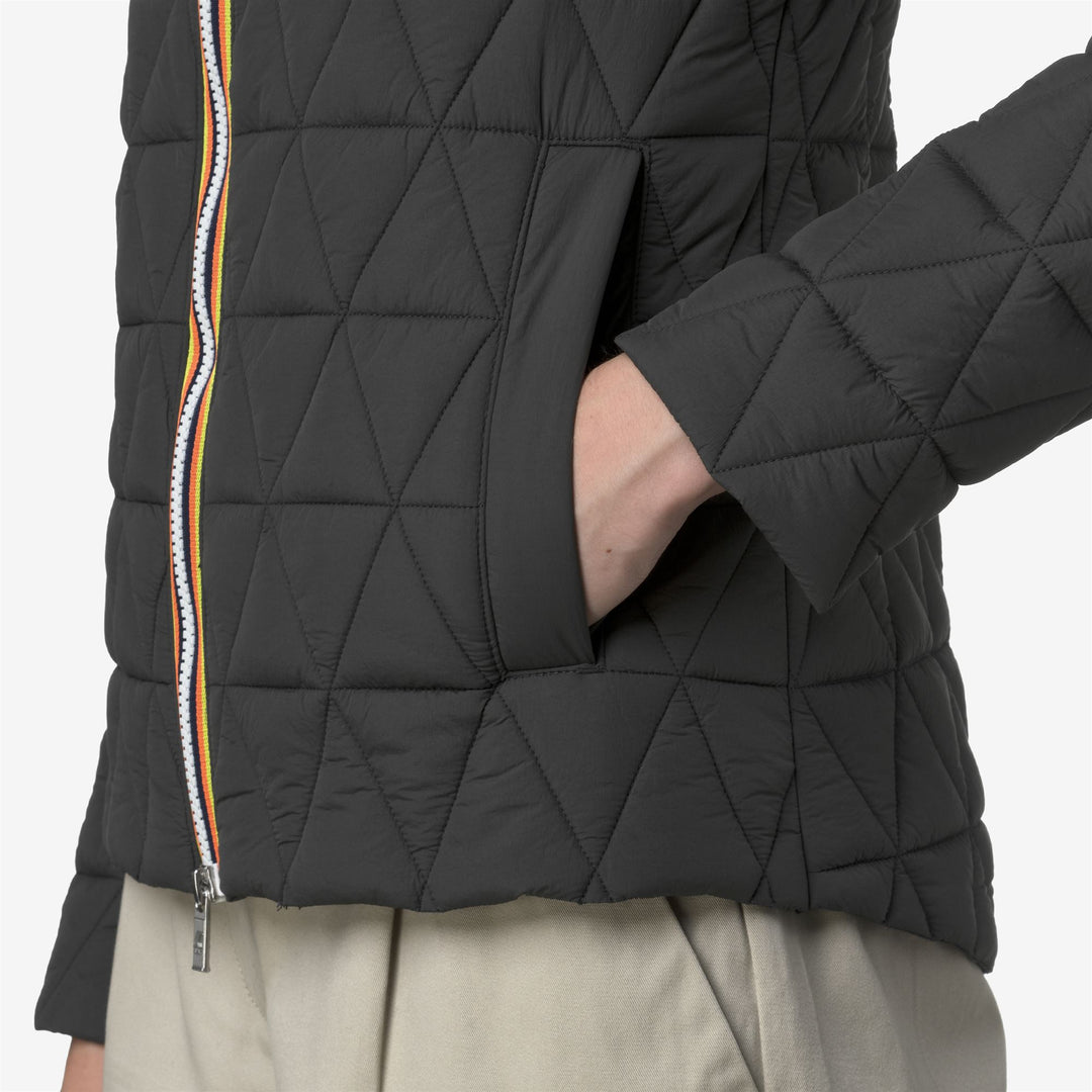 Chaqueta corta acolchada gris para mujer con capucha acolchada main