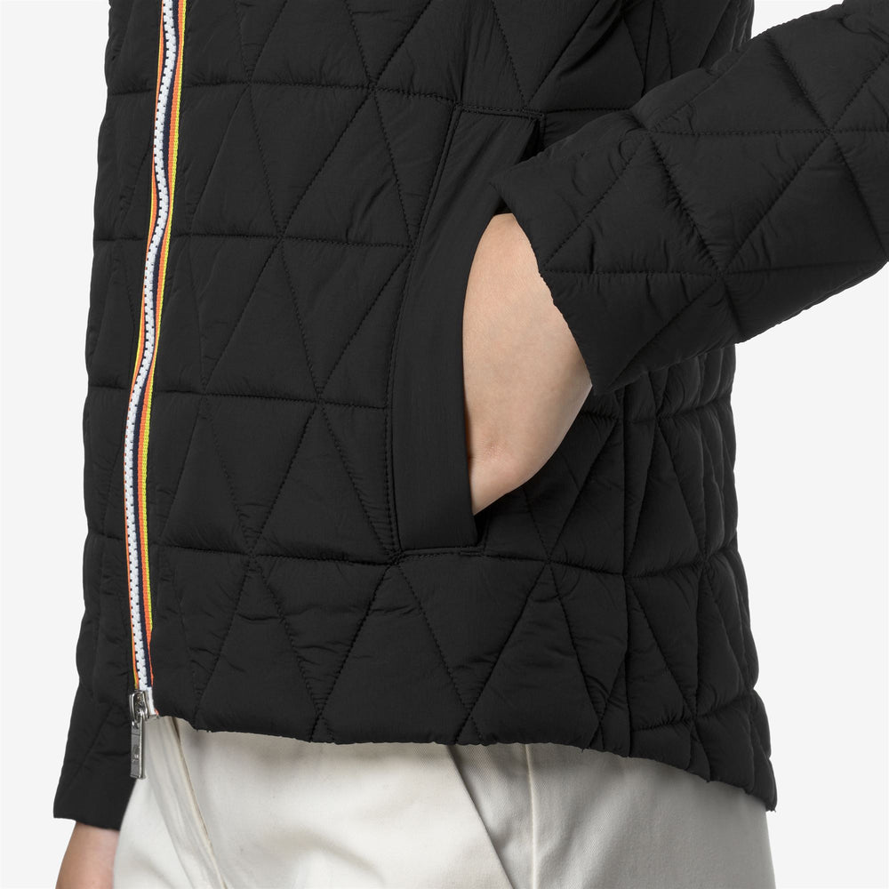 Chaqueta corta acolchada negra para mujer con relleno Primaloft 02