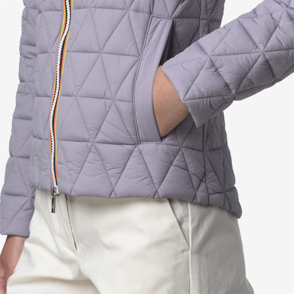 Chaqueta corta acolchada con capucha para mujer en color violeta 02