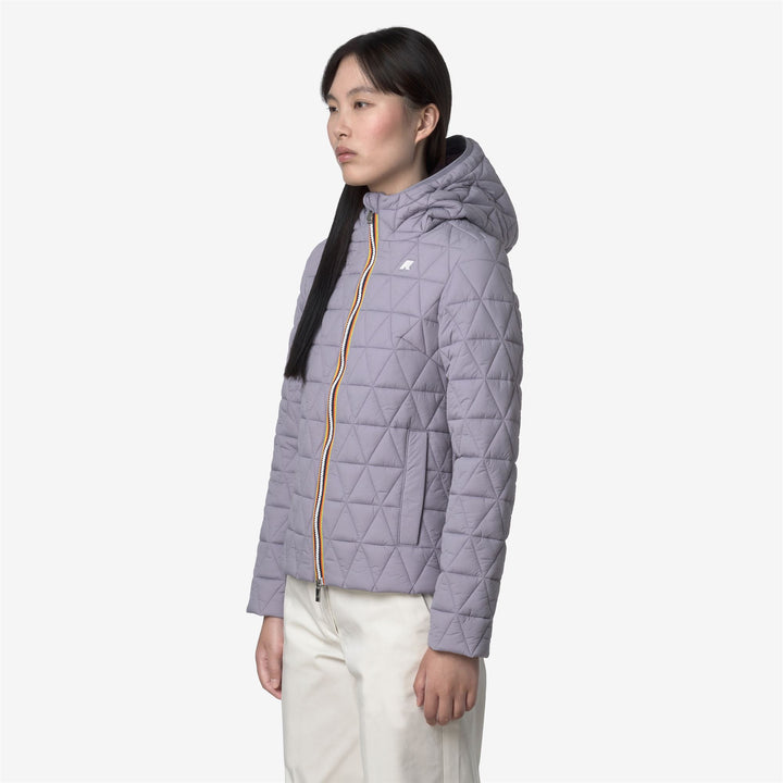 Chaqueta corta acolchada con capucha para mujer en color violeta 4