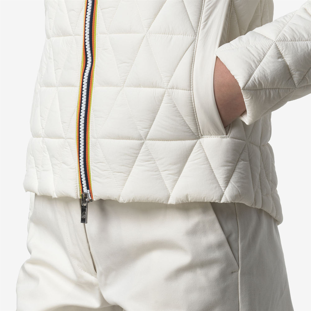 Chaqueta corta acolchada blanca para mujer con capucha acolchada 02
