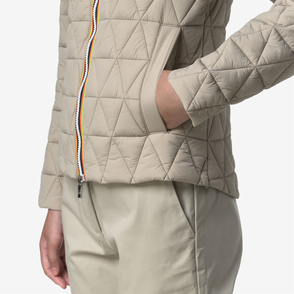 Chaqueta corta acolchada de mujer beige con nailon repelente al agua. 02