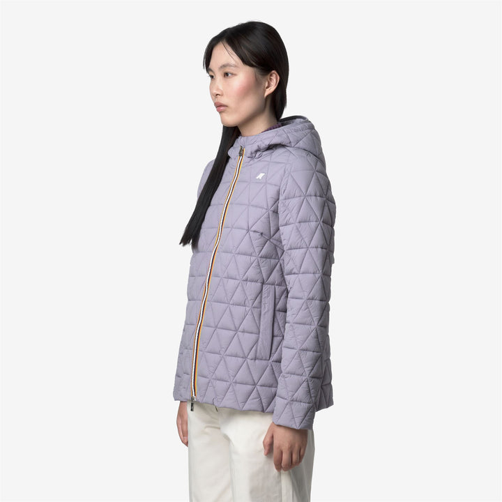 Chaqueta corta acolchada con capucha para mujer en color violeta 4