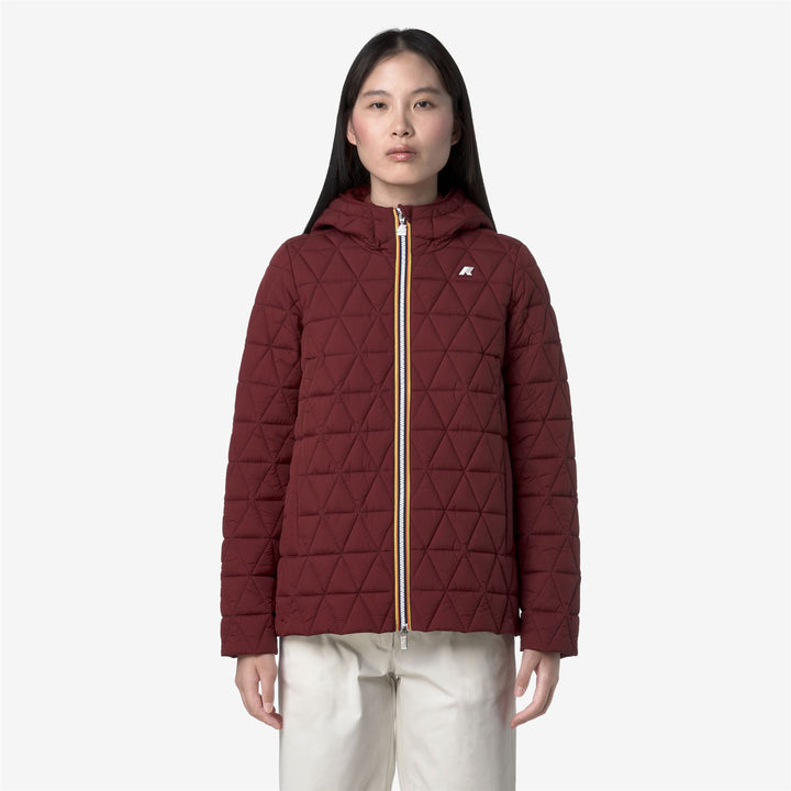 Chaqueta acolchada corta roja para mujer con diseño repelente al agua. 3