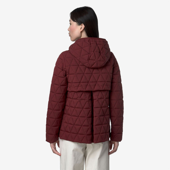 Chaqueta acolchada corta roja para mujer con diseño repelente al agua. 5