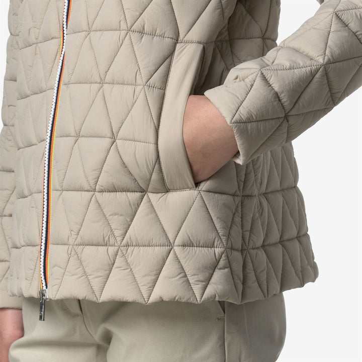 Chaqueta corta acolchada beige para mujer con capucha y relleno Primaloft 2