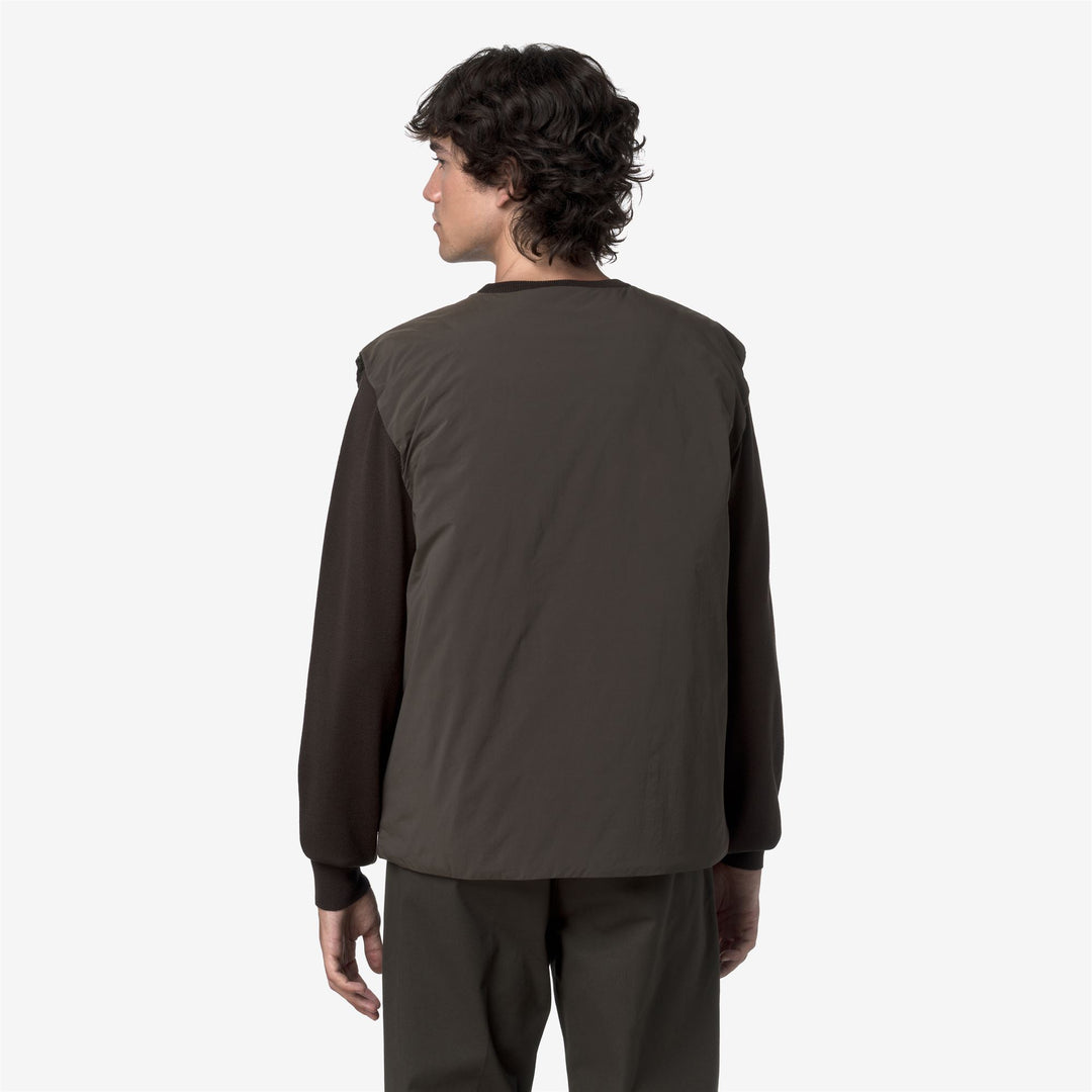 Chaleco aislante ecológico de color oliva negro para hombre main