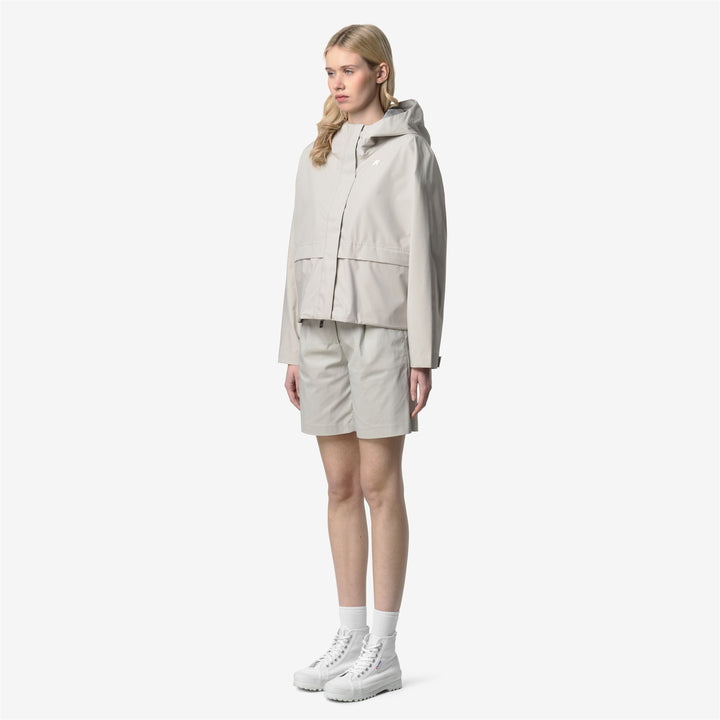 Chaqueta impermeable corta beige con capucha para mujer 2